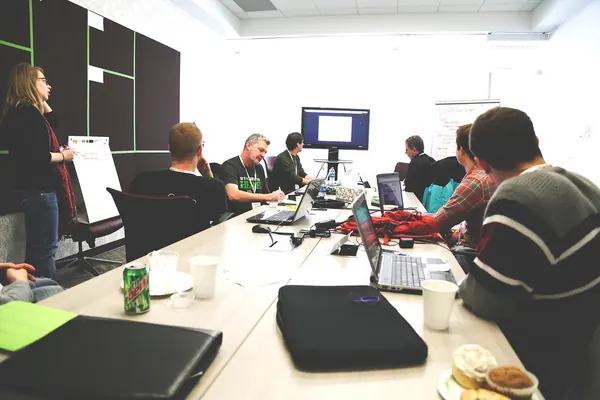 Equipo trabajando junto a portátiles en una sala de reuniones